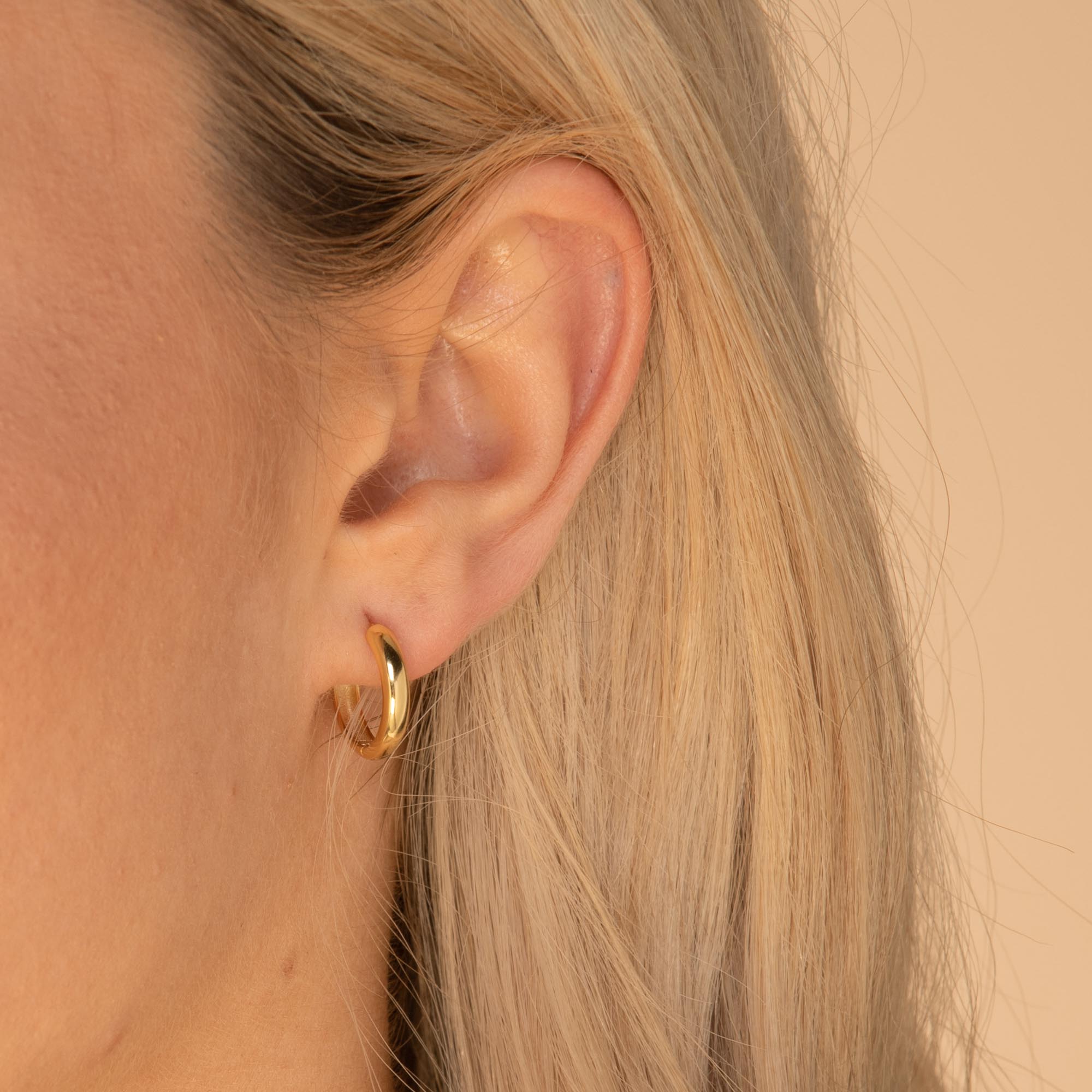 Basic Medium Huggie Hoop Earrings - Camile & Stone