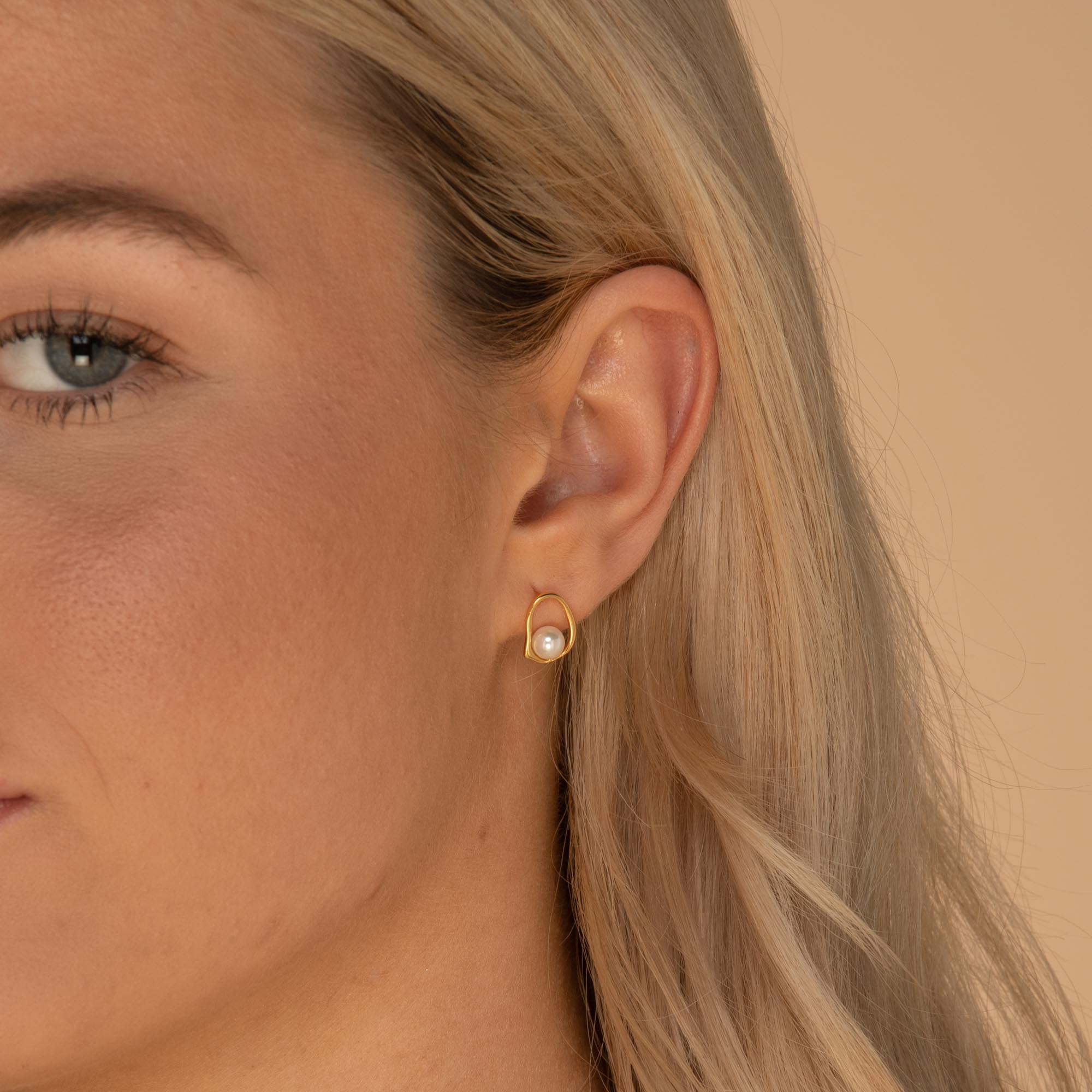 Floating Pearl Circular Stud Earrings - Camile & Stone