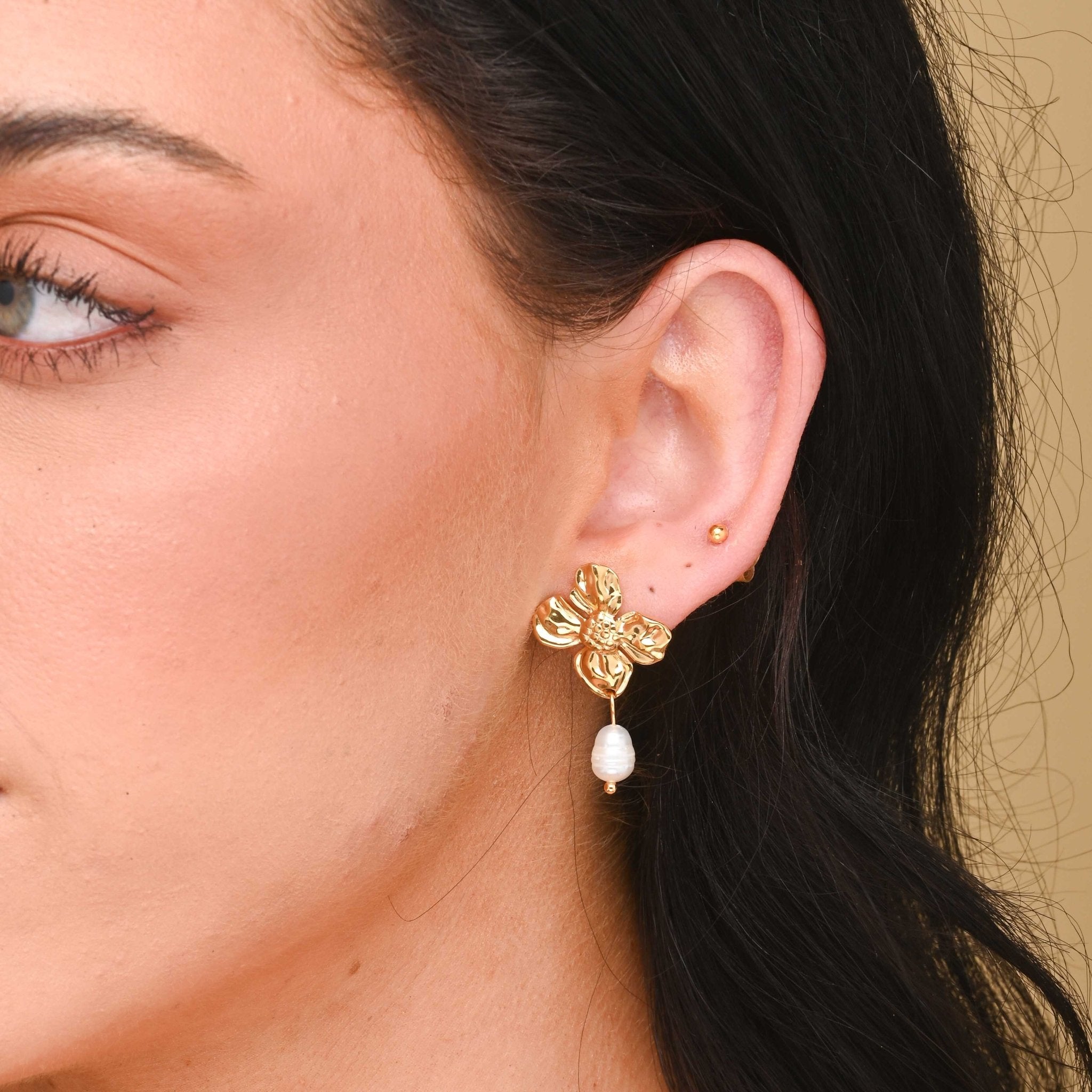 Riley Flower Pearl Stud Earrings - Camile & Stone