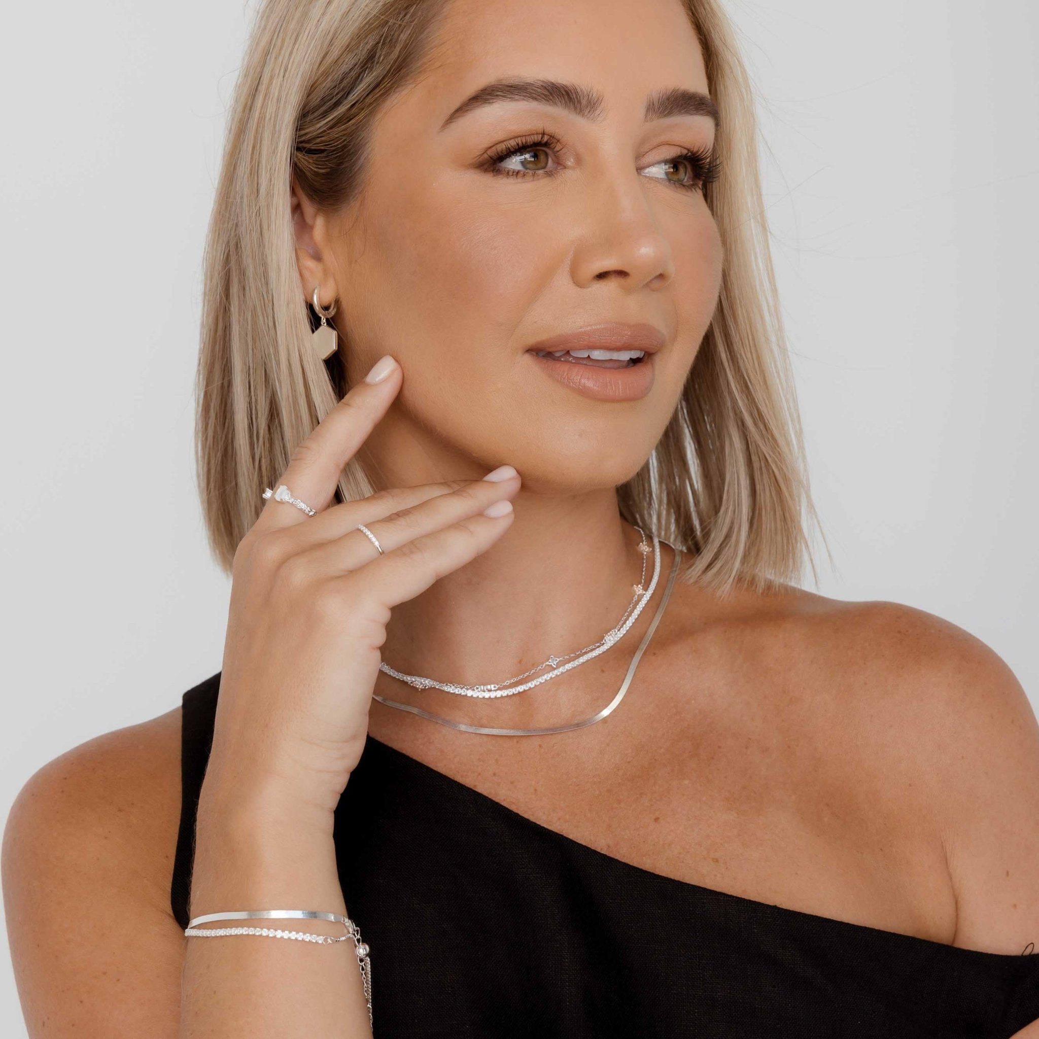 YOUR SZN Bar Necklace - Camile & Stone